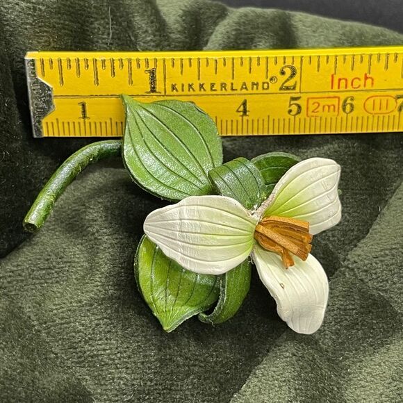 Vintage leather trillium flower brooch - Picture 4 of 4